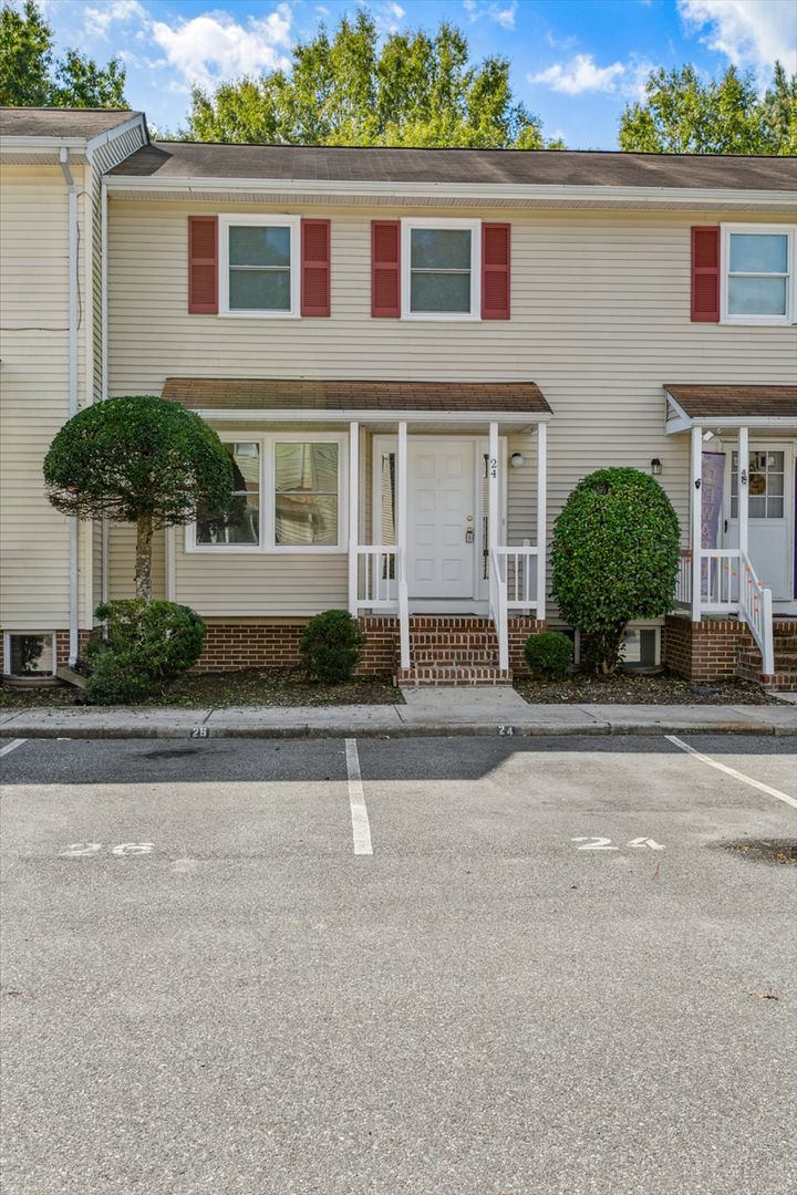 Williamsburg Townhome: 24 Bromley Drive, Williamsburg, VA 23185