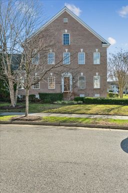 Spacious 3 Bedroom 3.5 Bath Townhome in Williamsburg! – photo 1