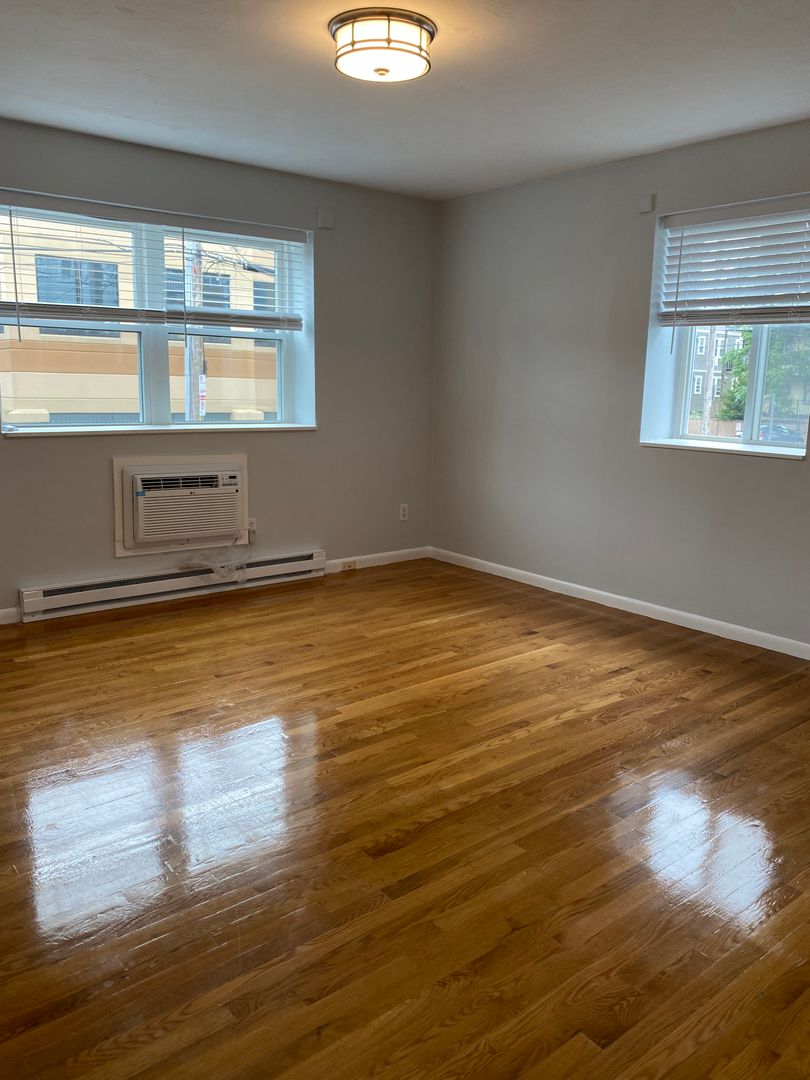 Roslindale Apartment: 24 Colgate Road