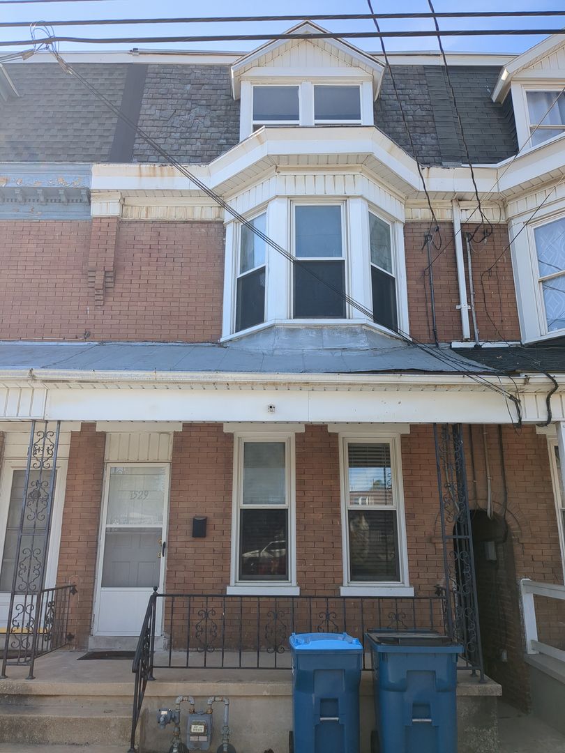 York House: 1529 W King St