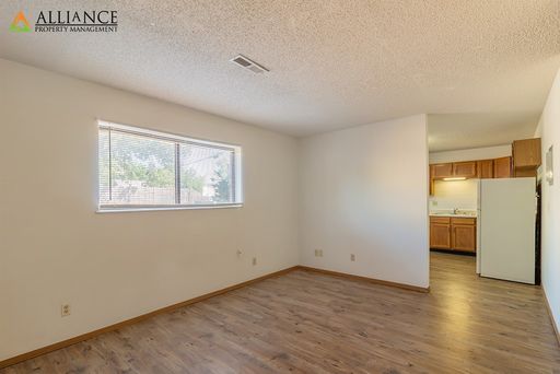 **$300 OFF OF 1st MONTH'S RENT!** Spacious Apartment - Excellent Location – photo 1