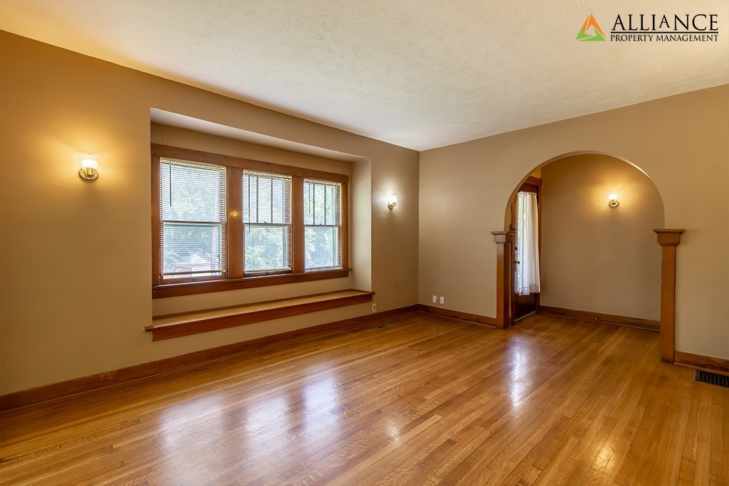 Manhattan House: 208 S. Martin Luther King Jr Dr.