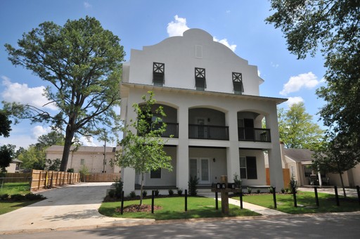 Mission House - 4 Bedroom / 4.5 Bath - Located in the Meador Drive, Wesley Place Area – photo 1