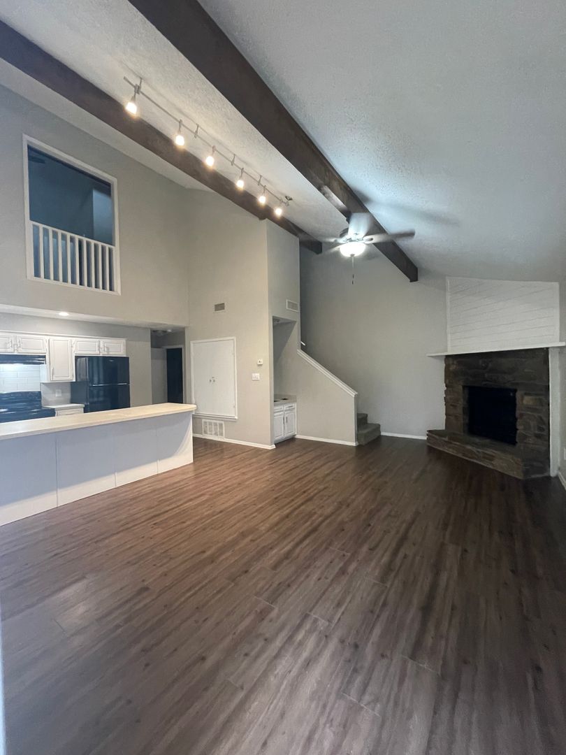 Longview Apartment: 900-974 Creekside Dr.