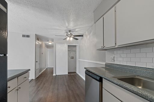 Beautifully Renovated 2bd/1ba! – photo 1