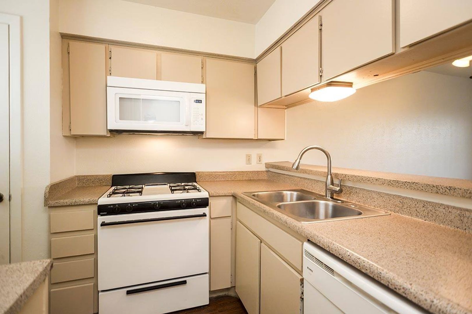 Grand Prairie Apartment: 531 S. Belt Line Rd