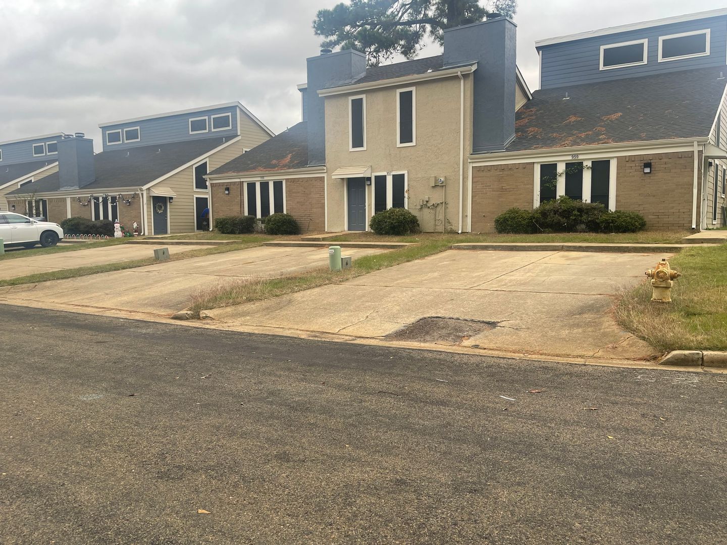 Longview Apartment: 900-974 Creekside Dr.