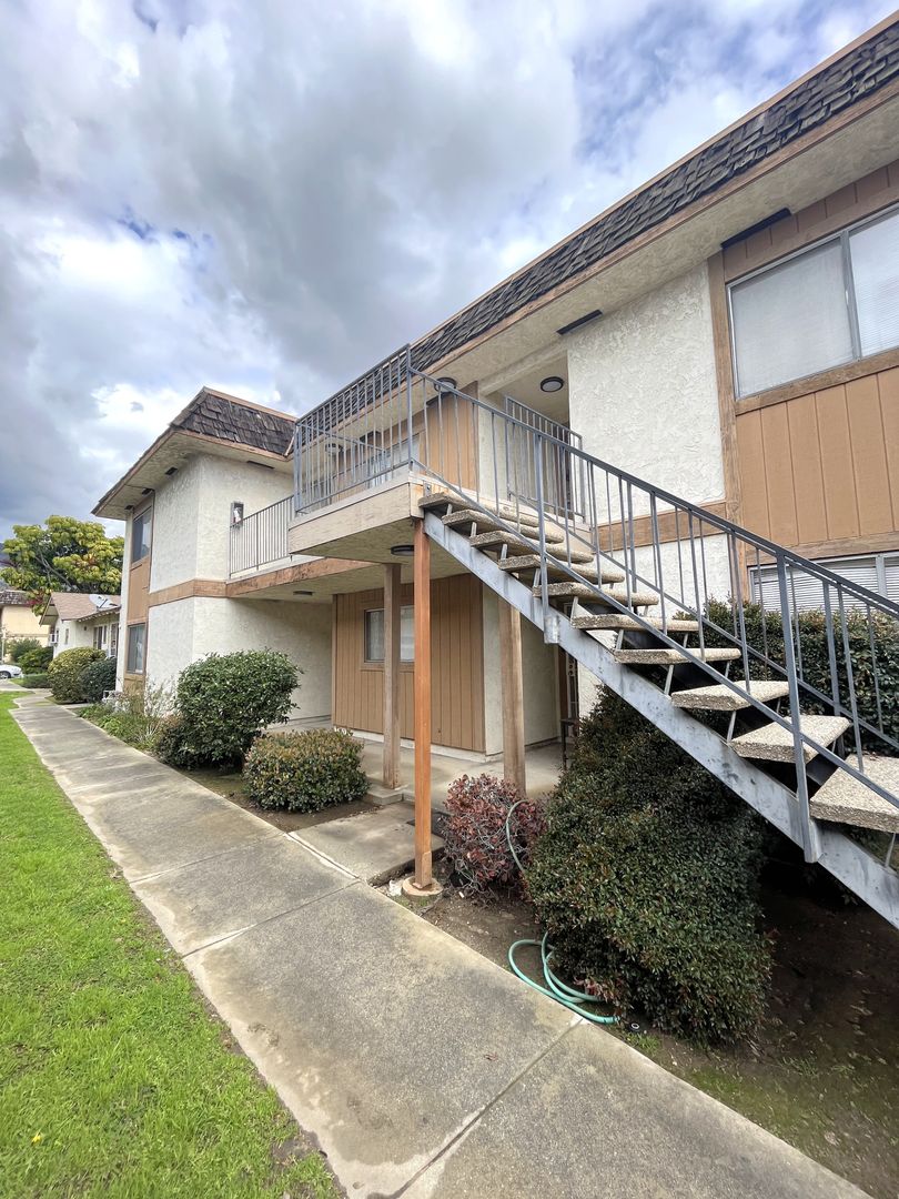 Glendora Apartment: 320 W Mountain View Ave