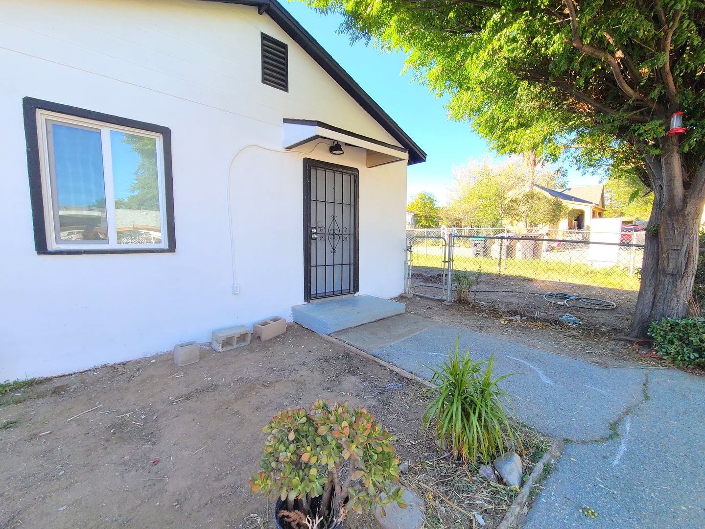 Banning Apartment: 908 W. Hays St.