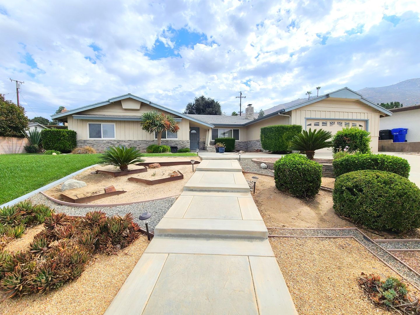 Grand Terrace House: 12149 Country Club Ln.