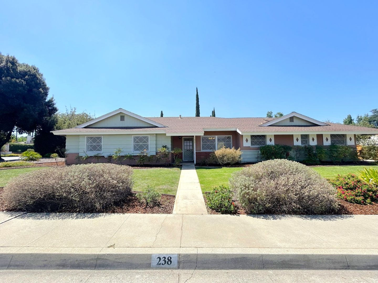 Redlands House: 238 E Sunset Drive N