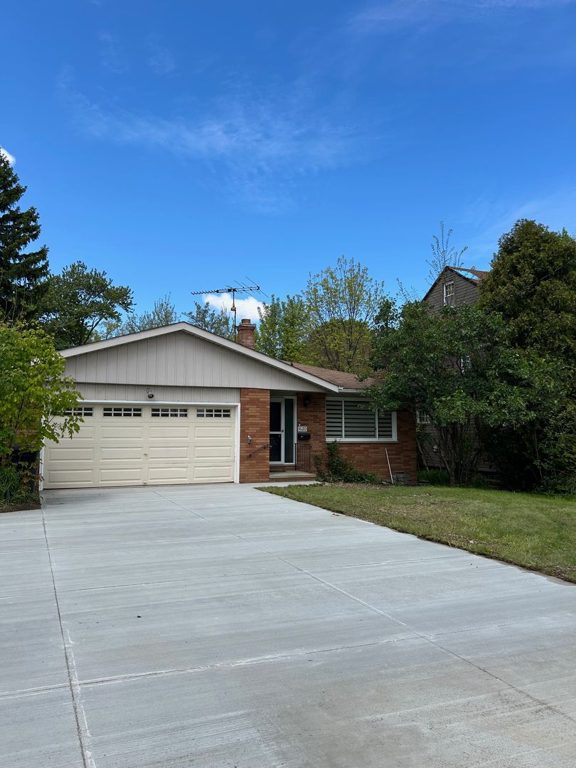 Lyndhurst House: 1620 BRAINARD RD