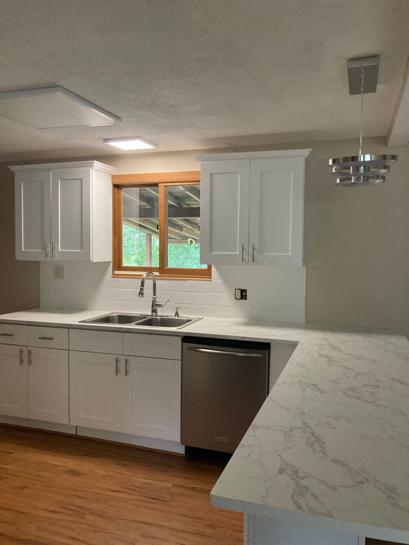 Chagrin Falls House: 8525  S Spring Valley Park Dr