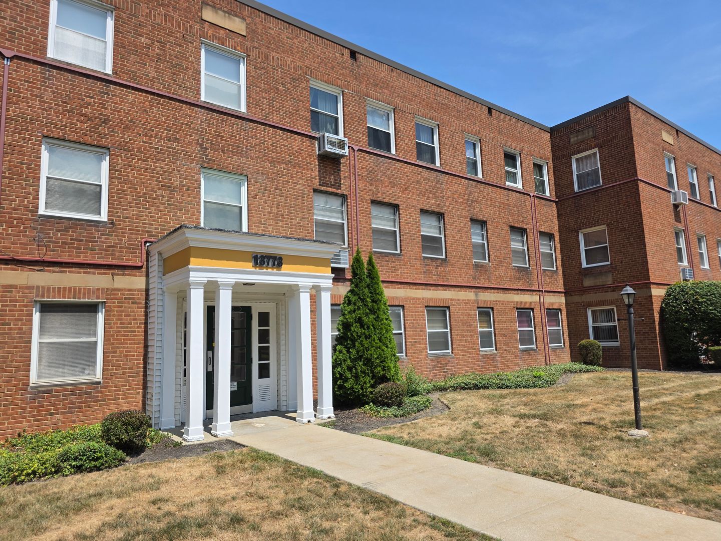 South Euclid House: 13773 Cedar Rd. Unit 109
