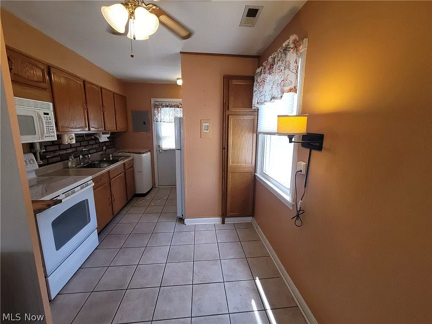 Bedford House: 37 Broadmore Ave