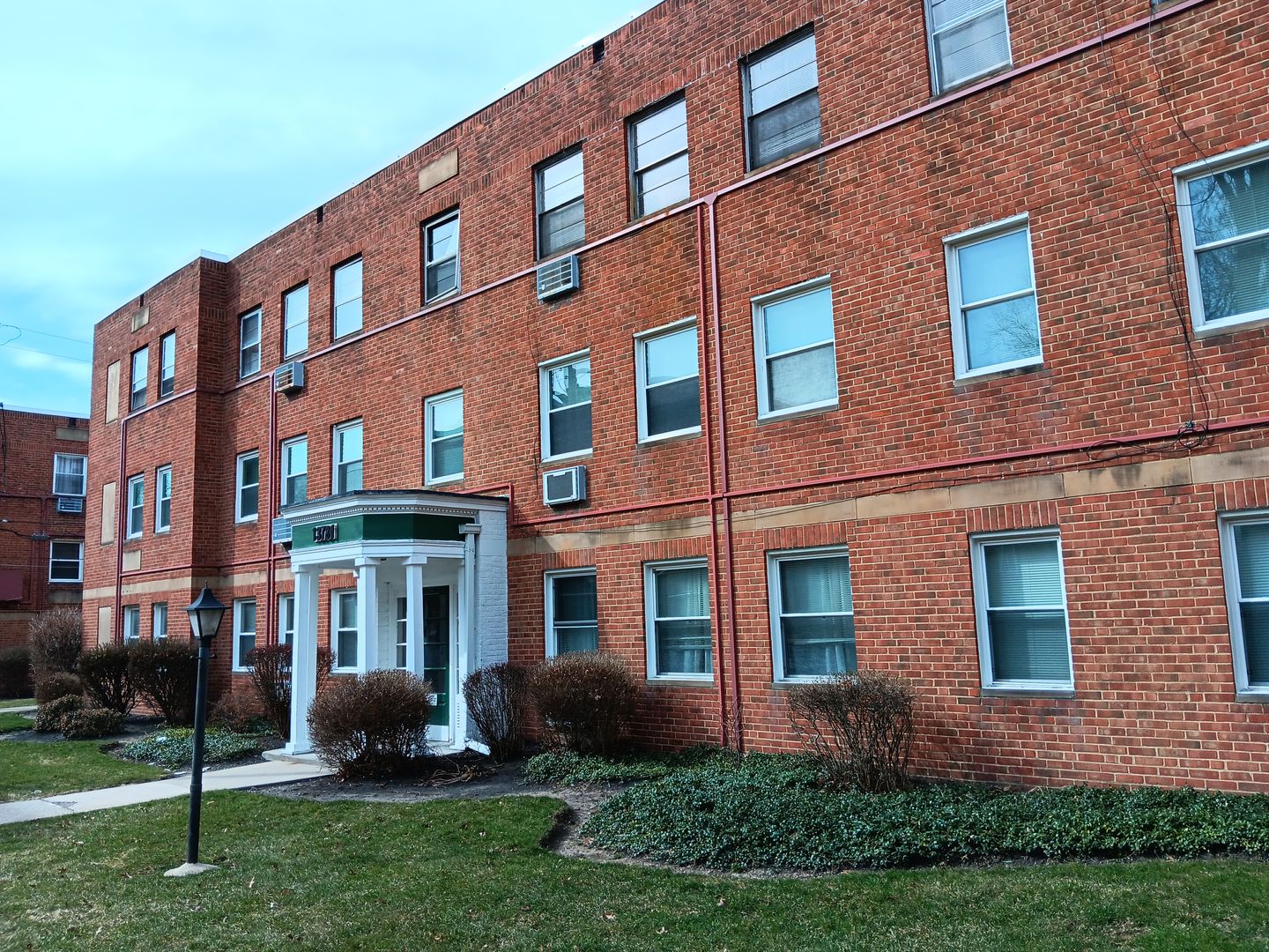 South Euclid House: 13781 Cedar Rd #207