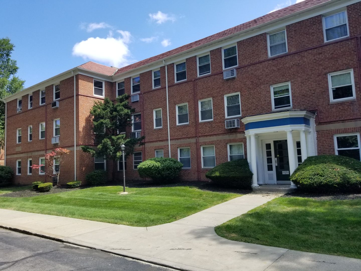 South Euclid House: 13769 Cedar Rd. Unit 307