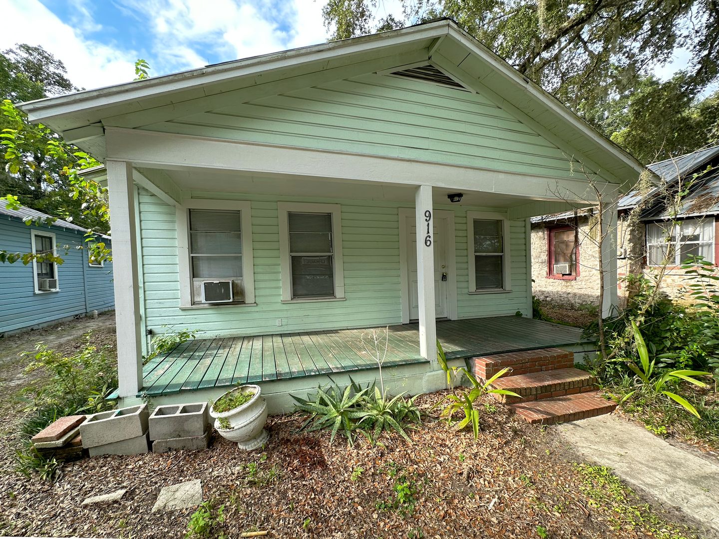 Gainesville House: 916 NW 6th Avenue