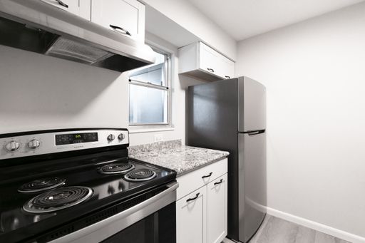 Oak Terrace - Renovated 2 Bedroom with Patio – photo 1
