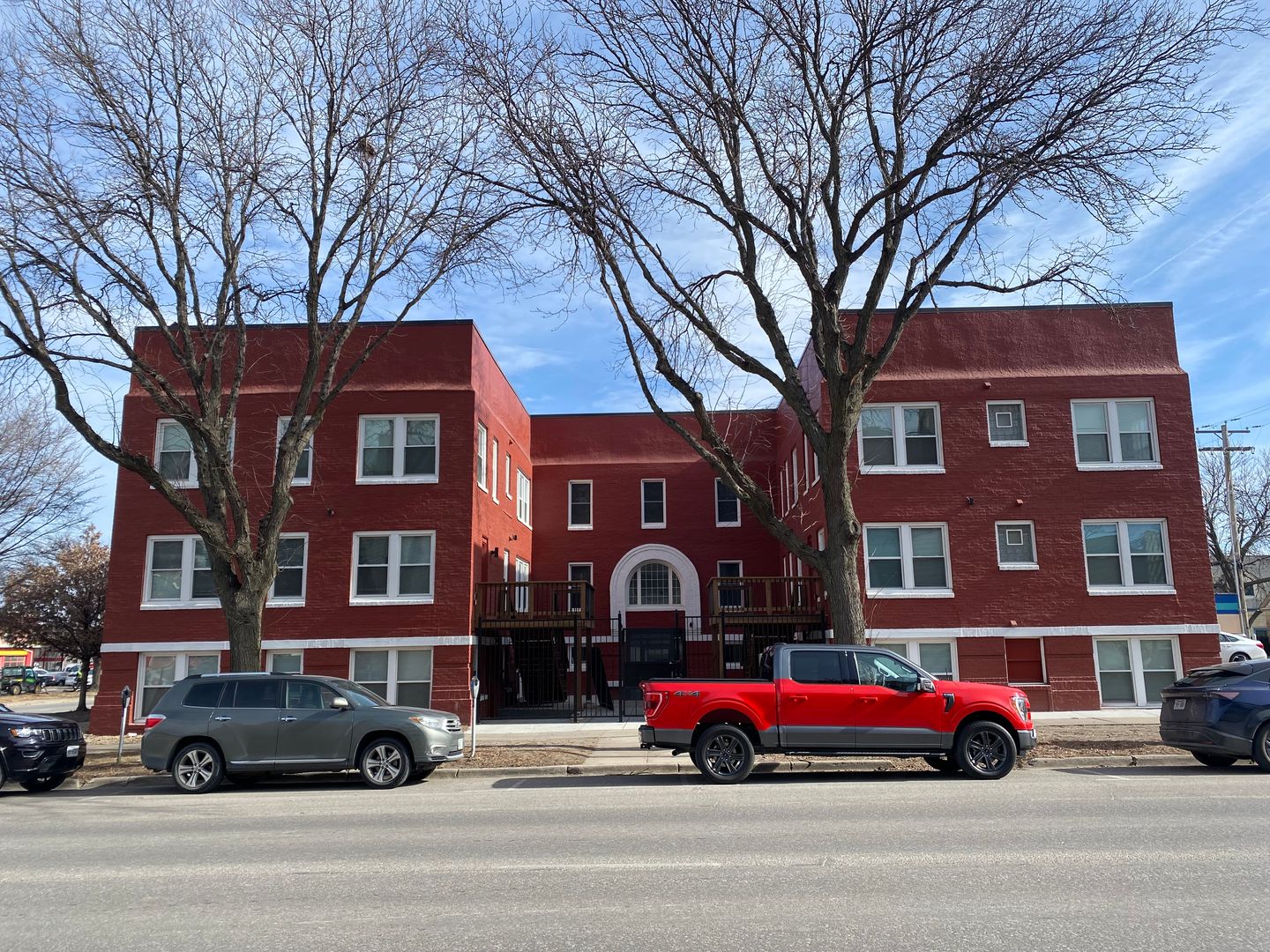 Lincoln Apartment: 300 S 16