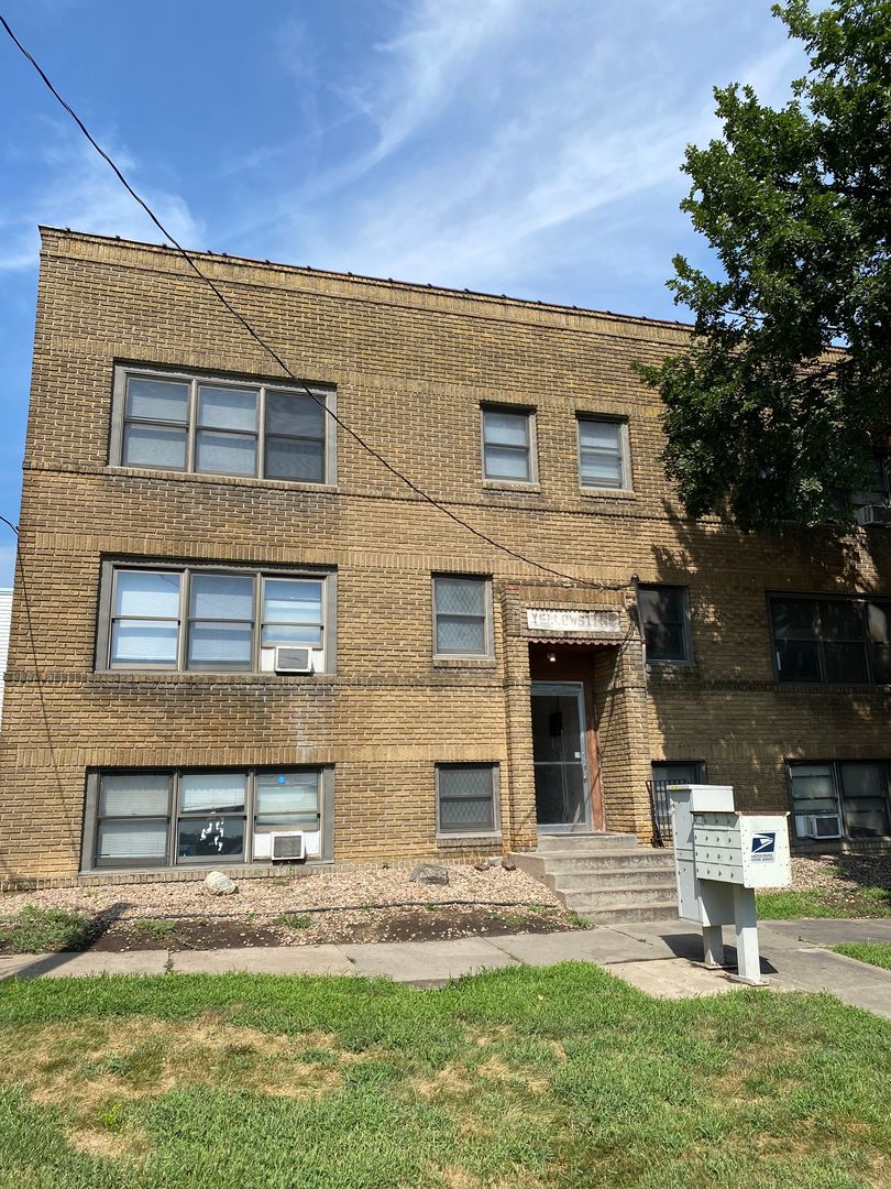 Lincoln Apartment: 301 S 18
