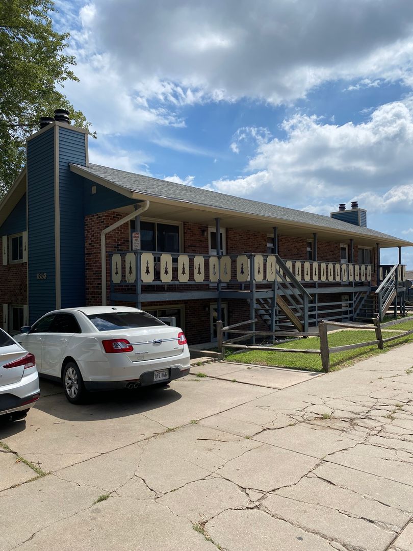 Lincoln Apartment: 1833 Knox