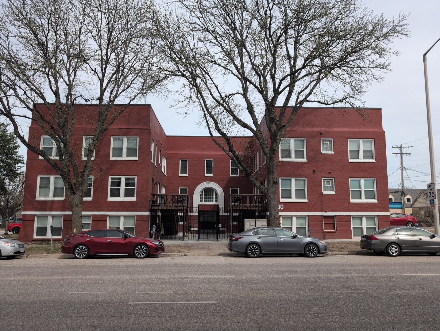 Lincoln Apartment: 300 S 16