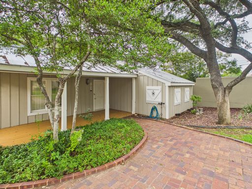 104 N Elk Street, Fredericksburg, TX 78624