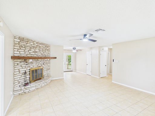 328 Glenmoor, Fredericksburg, TX 78624