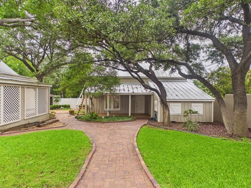 104 N Elk Street, Fredericksburg, TX 78624