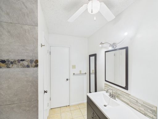 328 Glenmoor, Fredericksburg, TX 78624