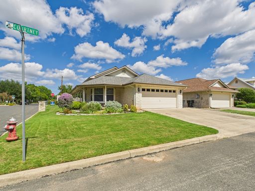 511 Kristofer, Fredericksburg, TX 78624