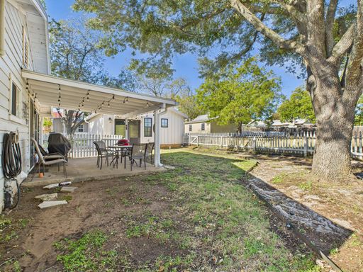 206 North Edison Street, Fredericksburg, TX 78624