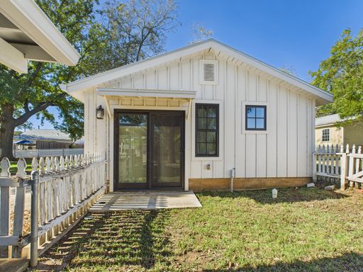 206 North Edison Street, Fredericksburg, TX 78624