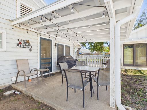 206 North Edison Street, Fredericksburg, TX 78624