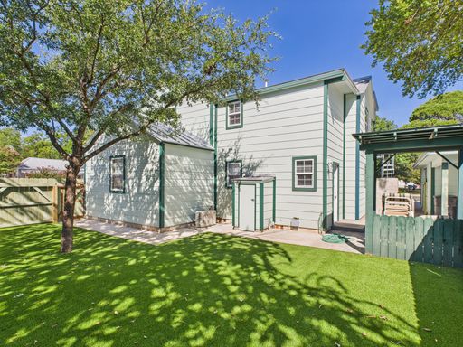 112 West Hackberry Street, Fredericksburg, TX 78624