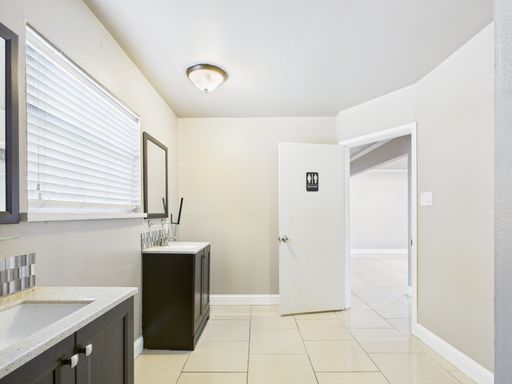 1209 E Main  , Fredericksburg, TX 78624