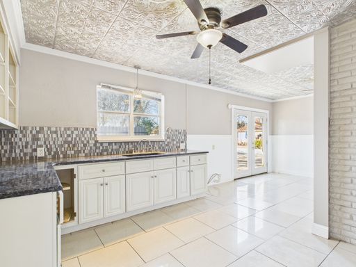 1209 E Main  , Fredericksburg, TX 78624