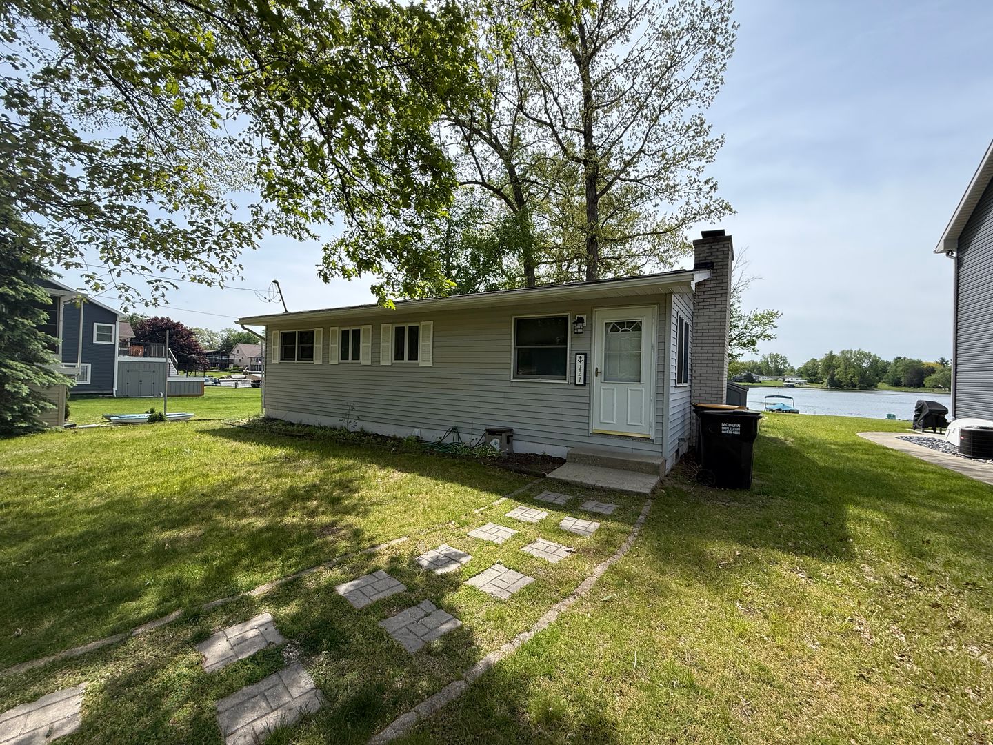 Brooklyn House: 121 Nottingham Dr