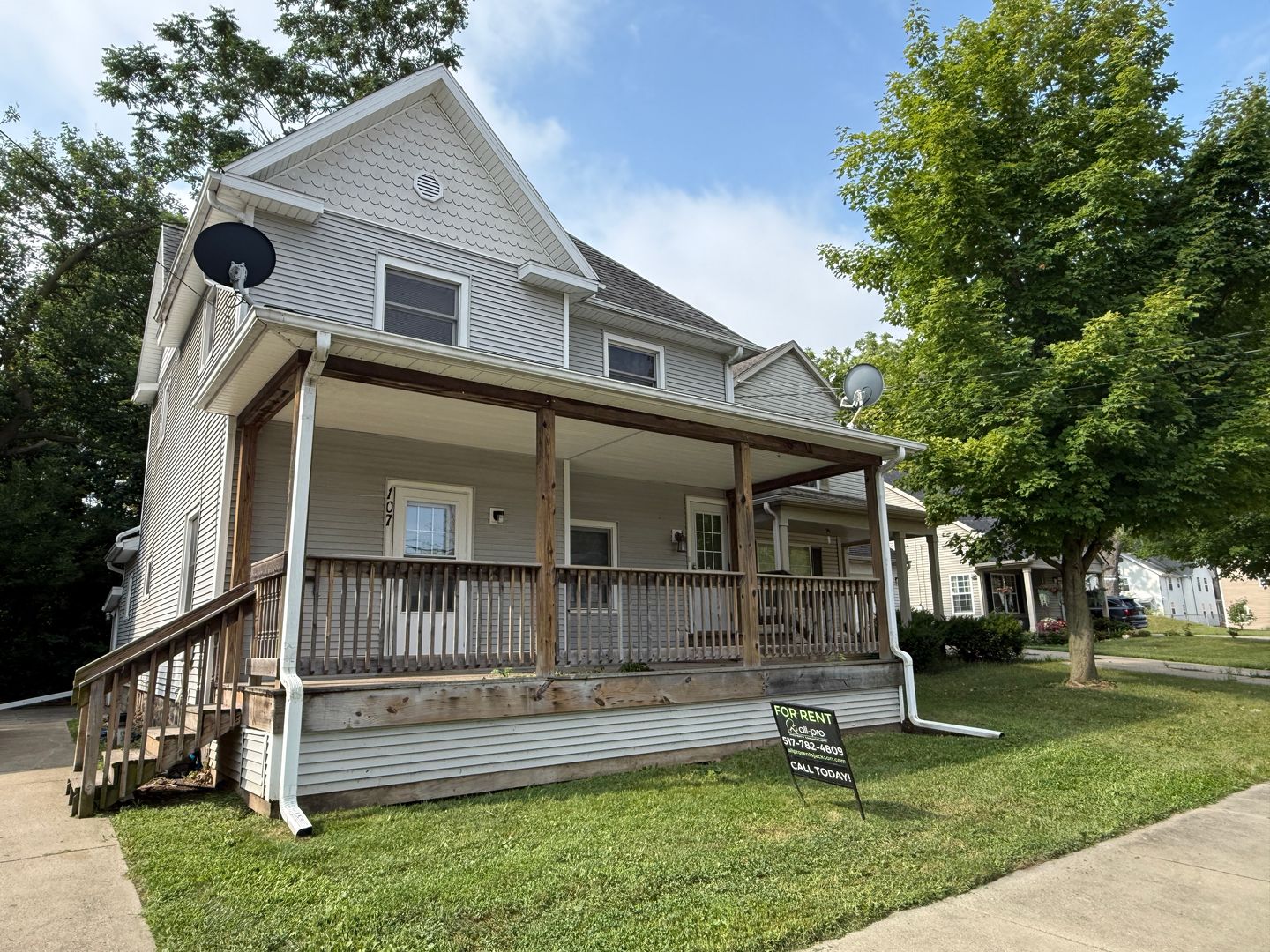 Jackson Apartment: 107 W Wilkins St