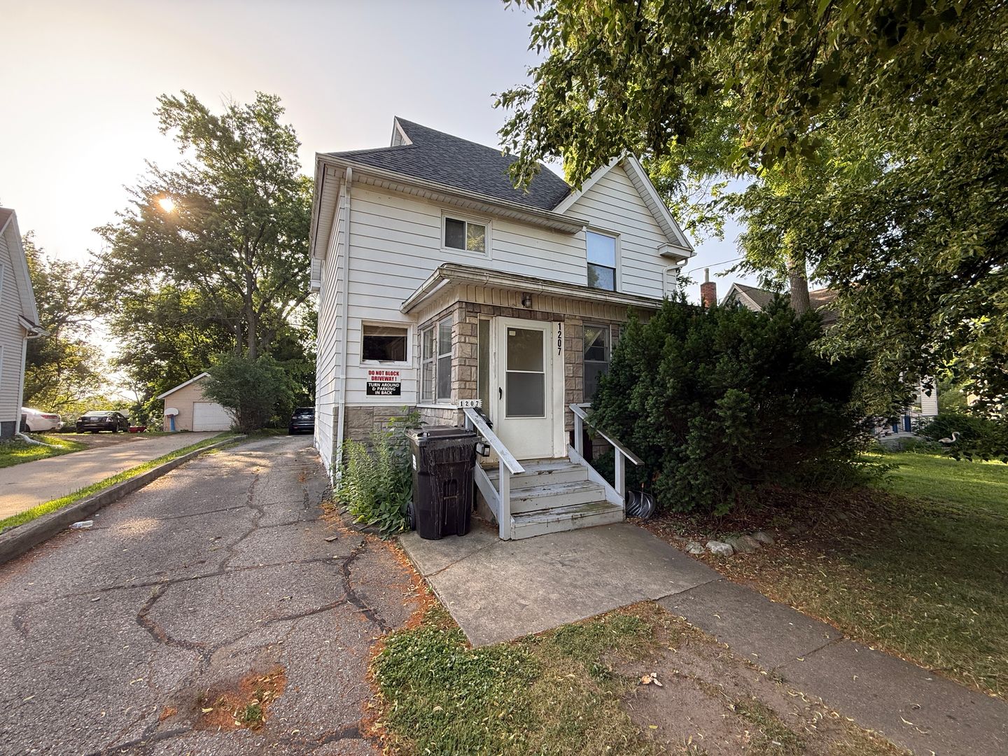 Jackson Apartment: 1207 & 1207 1/2 Lansing Ave