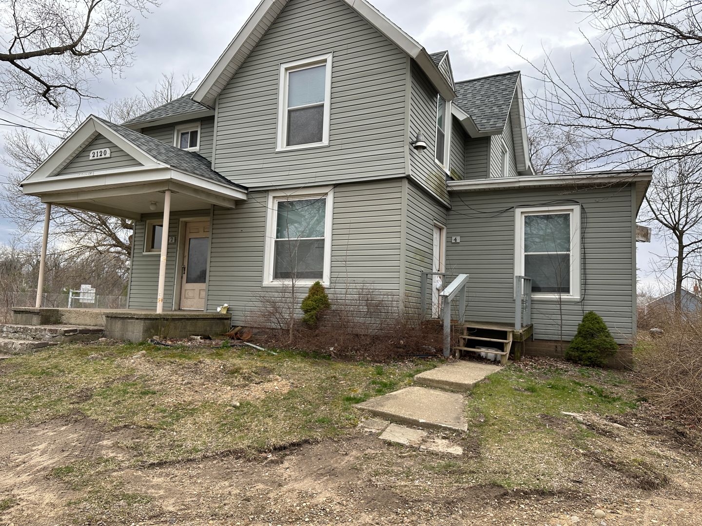 Jackson Apartment: 2120 Lansing Ave