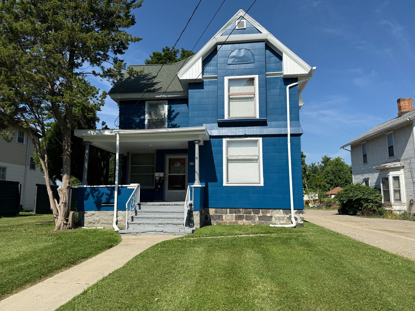 Jackson Apartment: 612 Lansing Ave
