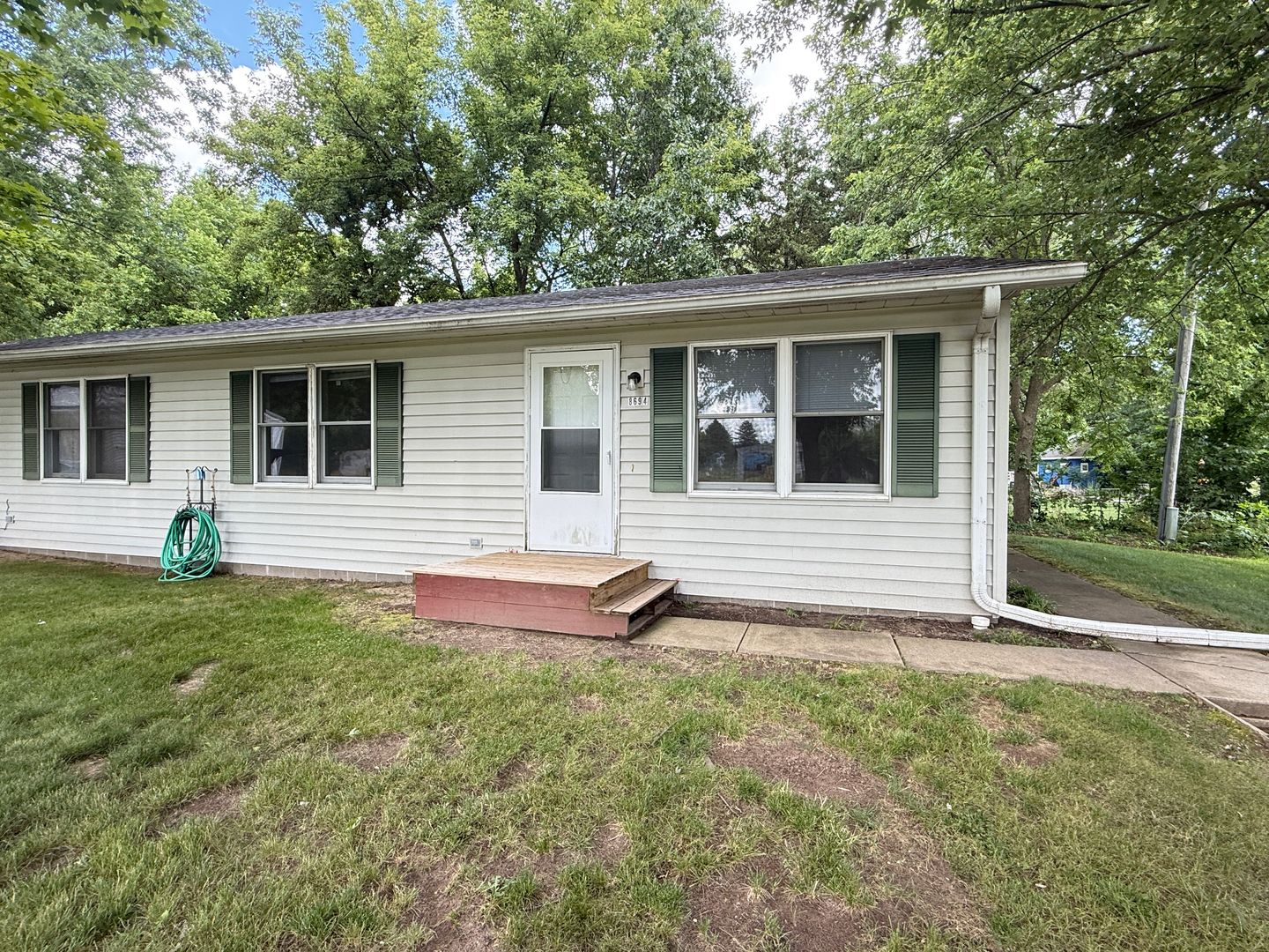 Jackson Apartment: 8694-8696 Stoney Lake Rd