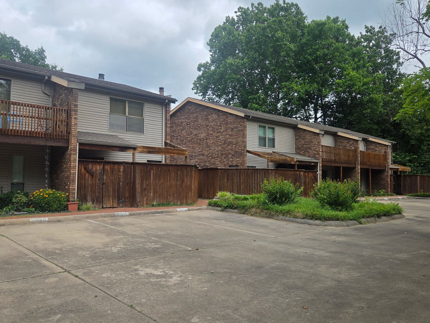 Fayetteville House: 2588 E Sweetbriar Dr