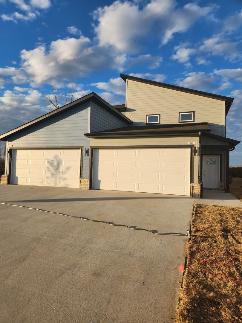 Bentonville Multiplex: 1608 SW Casuarina Dr