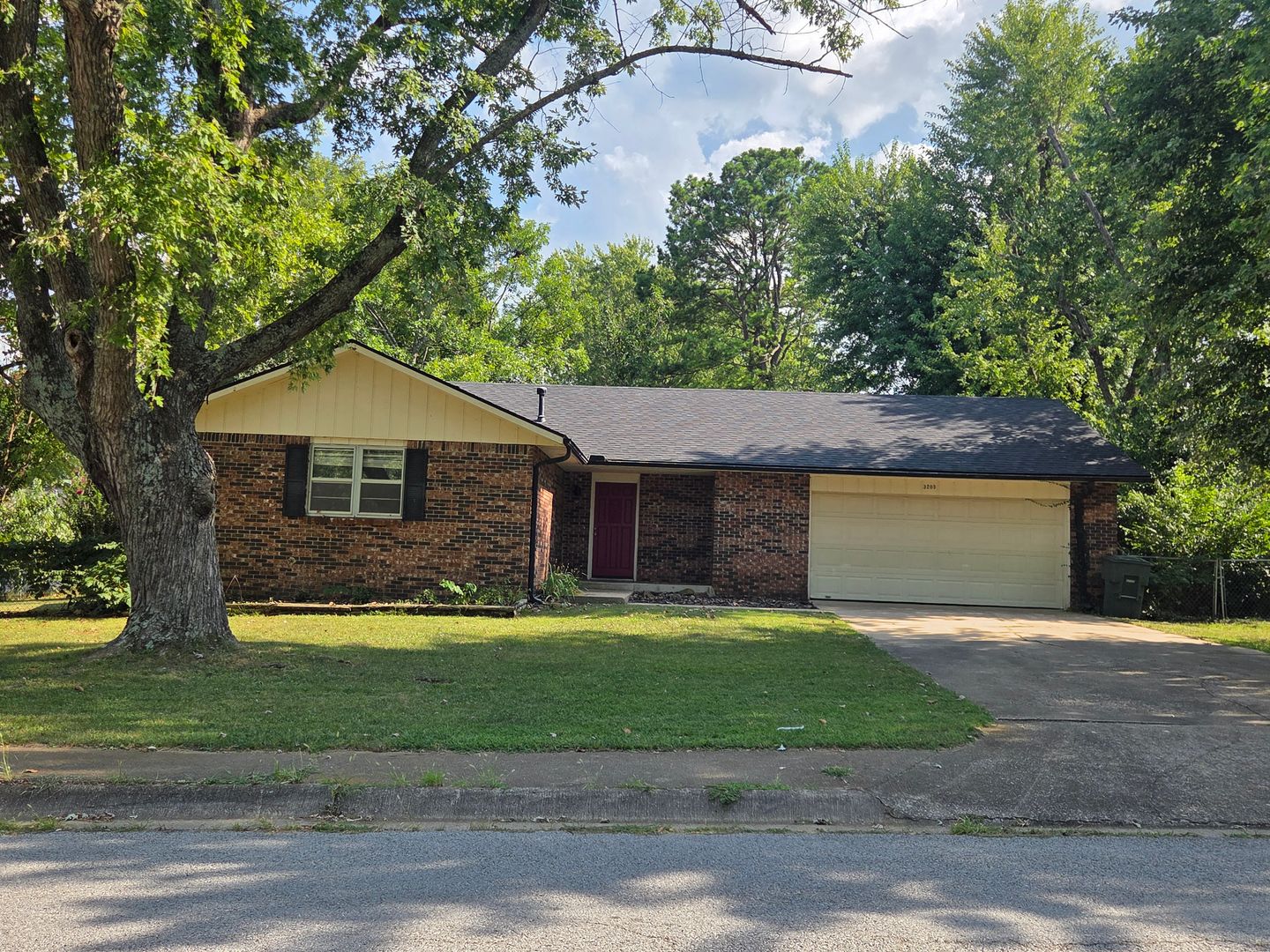 Fayetteville House: 3203  E. Cherokee Dr