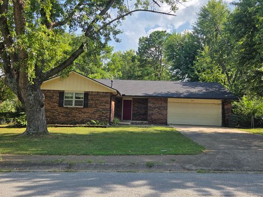 Spacious 3 Bedroom Home in Prime East Fayetteville Location! – photo 1