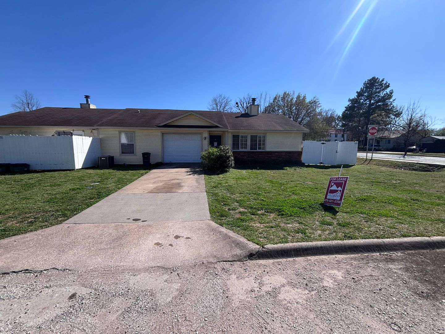 Fayetteville House: 1777 N. Noelle Ave