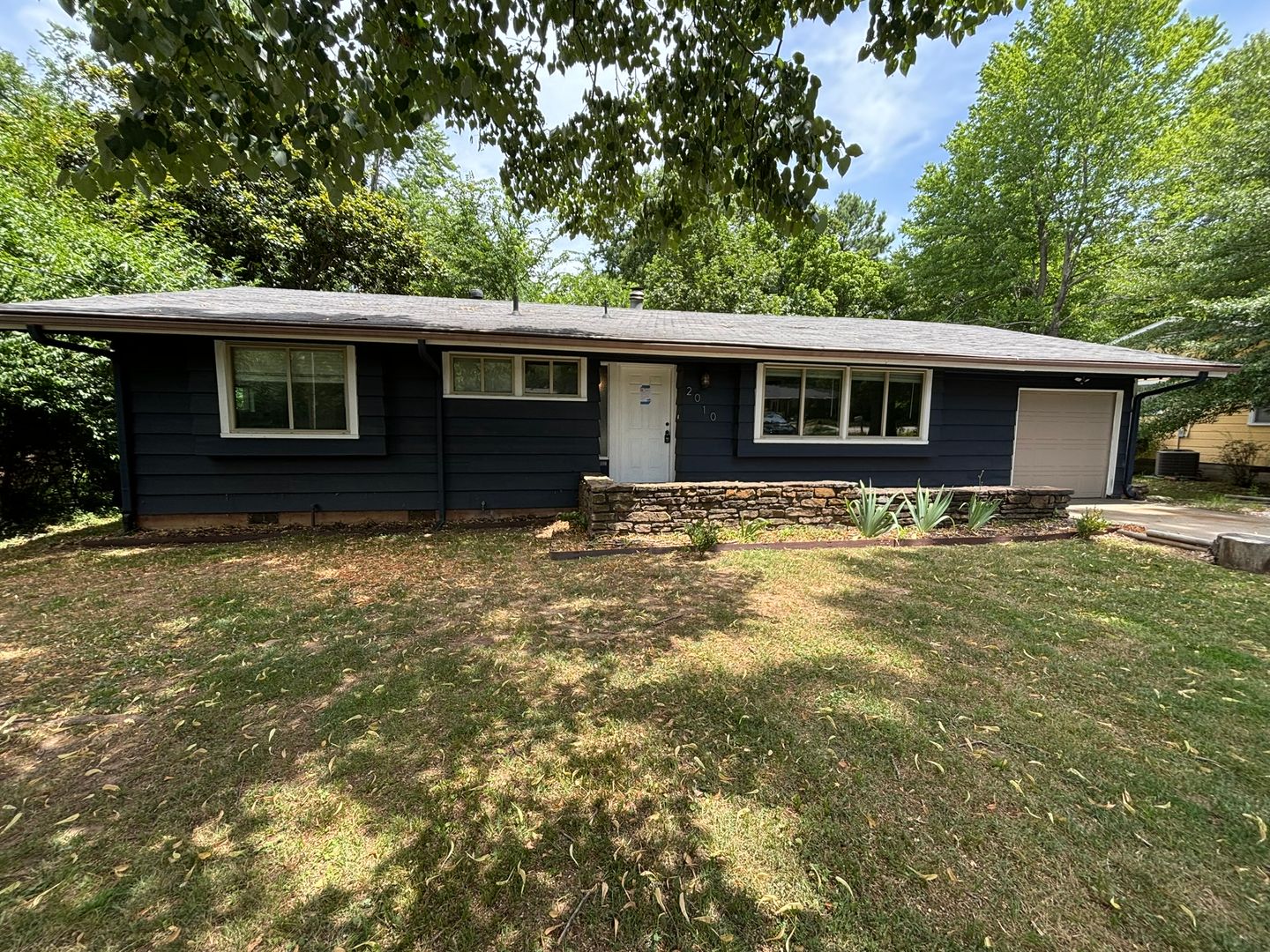 Fayetteville House: 2010 West Ora Dr